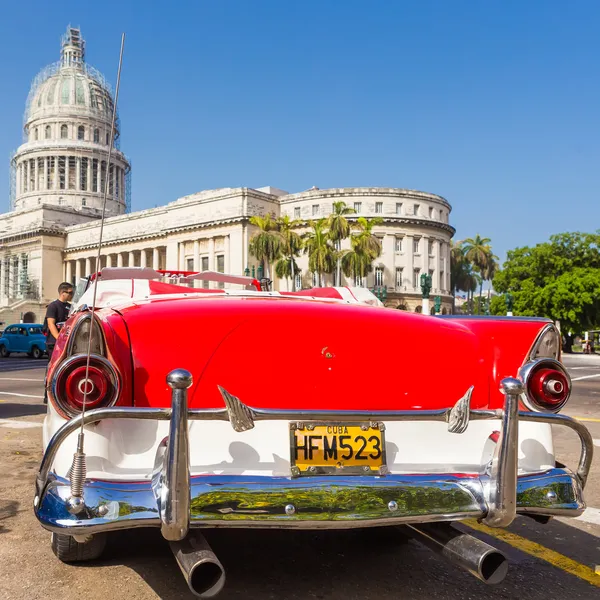 Ford clássico perto do Capitólio em Havana — Fotografia de Stock