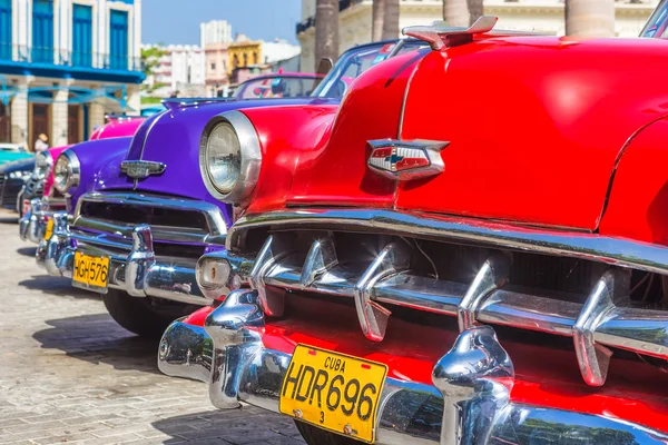 Fila colorida de carros americanos vintage — Fotografia de Stock