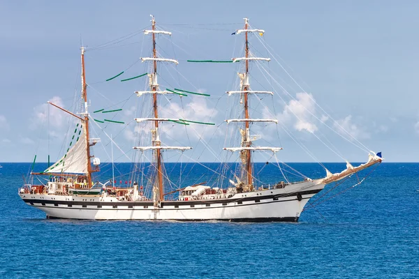 Velero en un tranquilo mar azul — Foto de Stock