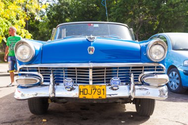 Havana'daki eski bir Sedan ford önden görünümü