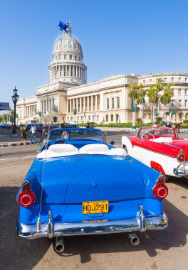 Havana'da capitol yakınındaki antik Sedan ford