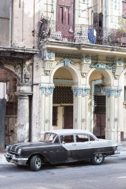 Havana'da bina harabeye yanındaki eski pontiac