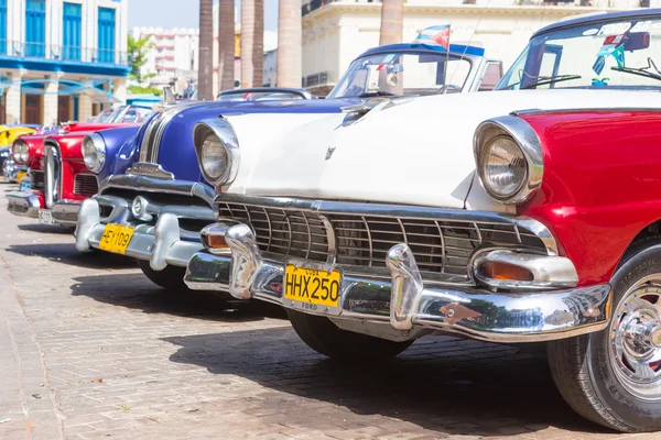 古典的なフォード、ハバナで他のビンテージ車 — ストック写真