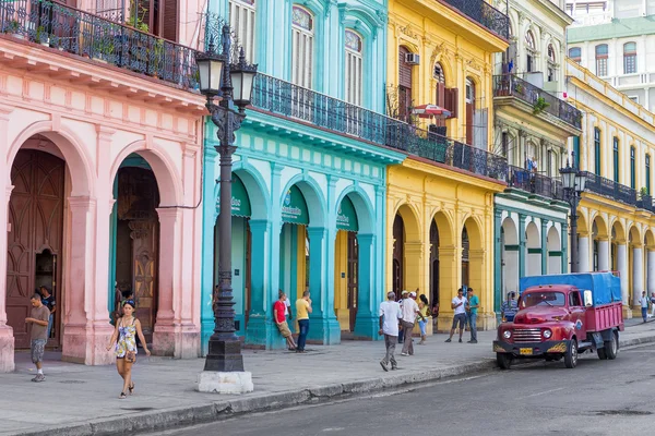 Cena de rua típica em Havana Velha — Fotografia de Stock