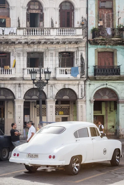 旁边倒塌建筑物在哈瓦那举行的旧车 — 图库照片