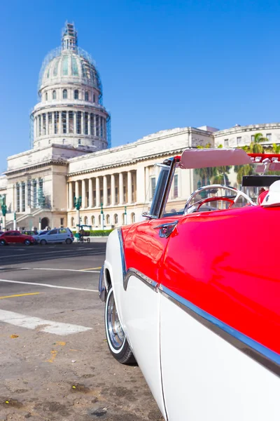 Ford clássico perto do Capitólio em Havana — Fotografia de Stock