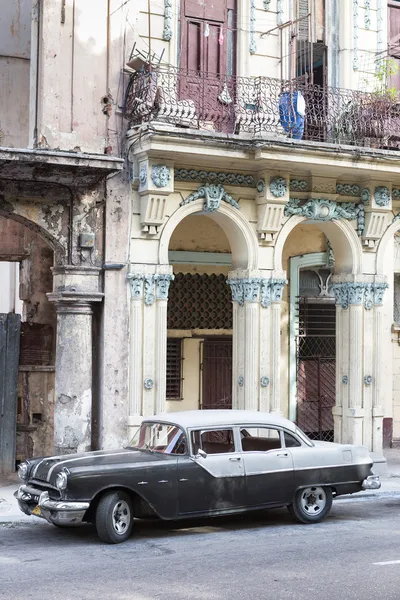 Gamla pontiac bredvid sönder byggnader i Havanna — Stockfoto