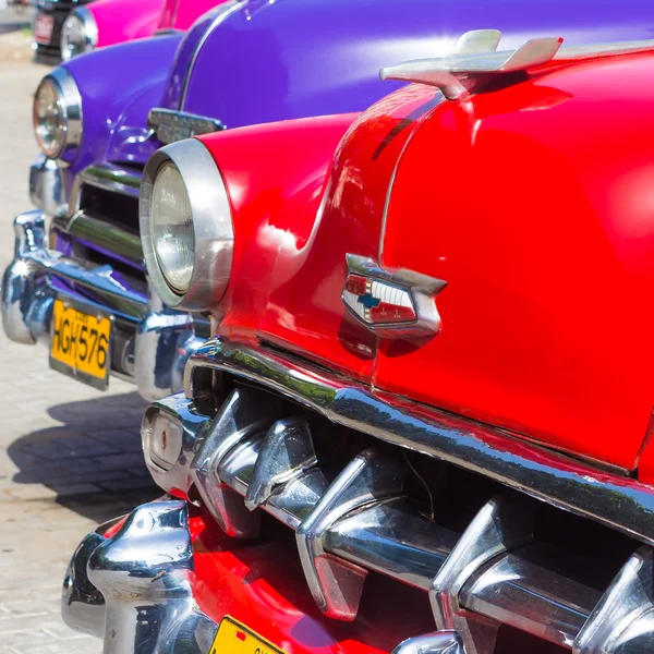 Groep van Amerikaanse oldtimers in havana — Stockfoto