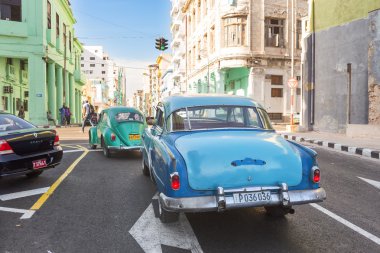 Havana'da bir sokakta klasik eski model araba