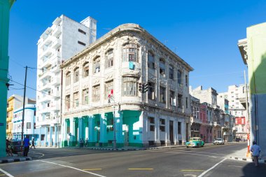 Havana'da renkli bir mahallede eski arabalar
