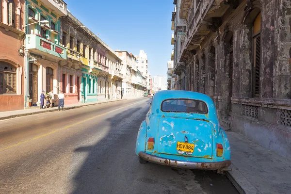 Havana'da bir sokakta klasik eski model araba — Stok fotoğraf