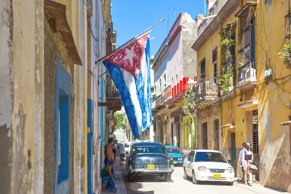 Bandeira cubana em uma rua com antigos edifícios coloniais — Fotografia de Stock