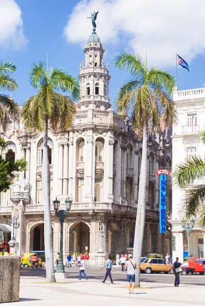 Escena callejera cerca del Gran Teatro de La Habana — Foto de Stock