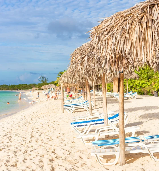 Rieten parasols op een tropisch strand in cuba — Stockfoto