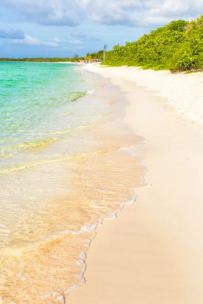 Pláž na ostrově cayo coco na Kubě — Stock fotografie