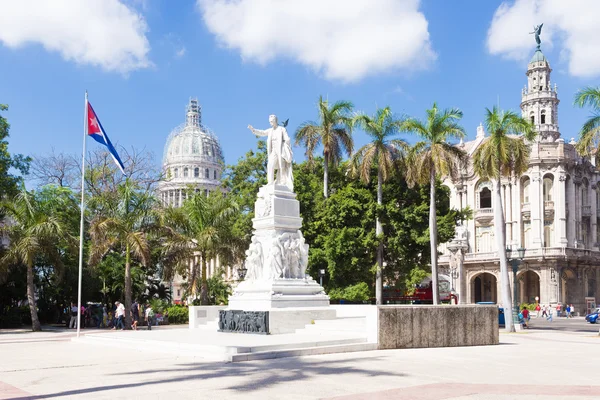 El Parque Central de La Habana con el Capitolio al fondo — Foto de Stock