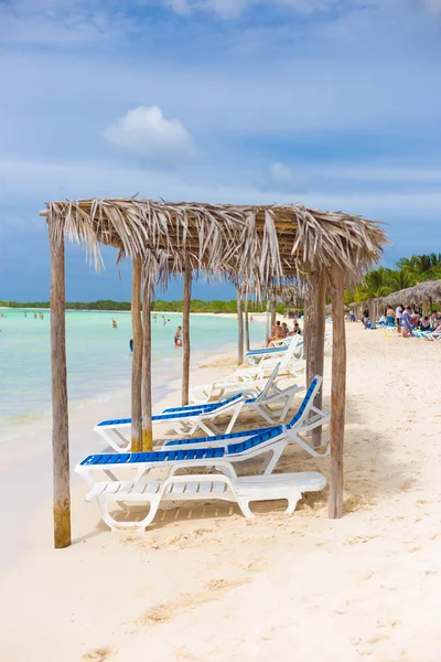 Camas de playa y sombrillas en la playa en Cuba — Foto de Stock