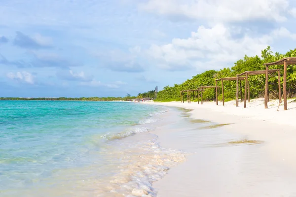 Красивый пляж в Coco Key на Кубе — стоковое фото