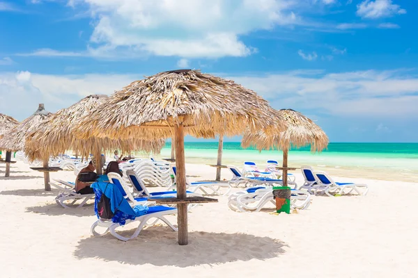 Sombrillas de paja en un resort en la playa de Coco Key en Cuba —  Fotos de Stock