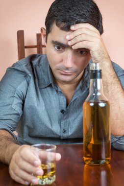 Depresyonda ve sarhoş bir İspanyol adam