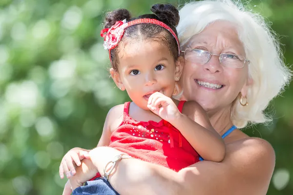 Caucasian grandmother and her latin granddaughter — Stock Photo, Image