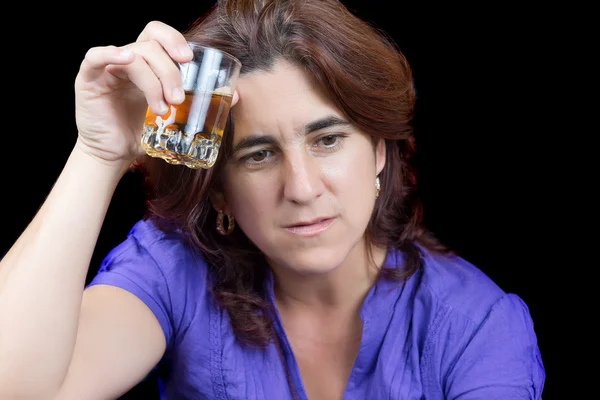 Mujer latina borracha y triste sosteniendo un vaso de licor —  Fotos de Stock