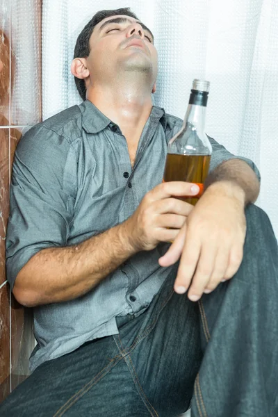 Drunk latin man sleeping on the toilet floor — Stock Photo, Image