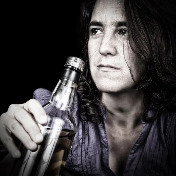 Pijany womandrinking Łacińskiej z butelki whisky — Zdjęcie stockowe