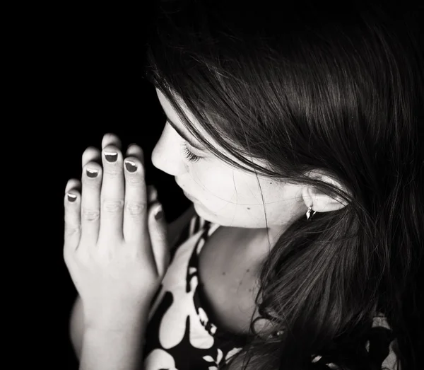 Preto e branco retrato de um bonito menina orando — Fotografia de Stock
