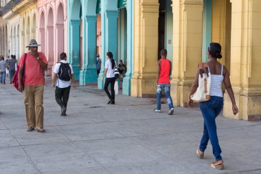 havana, Küba renkli bir sokakta insanlar