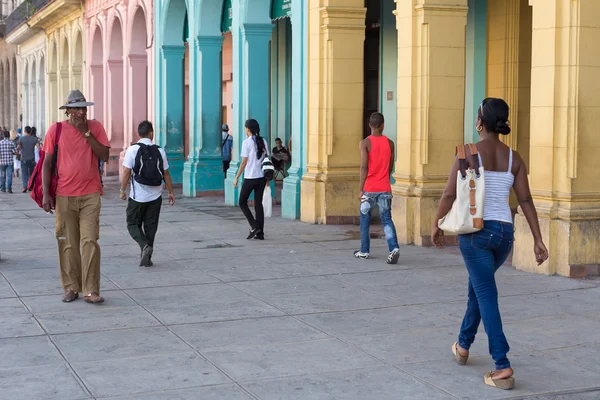 Menschen in einer bunten Straße in Havanna, Kuba — Stockfoto