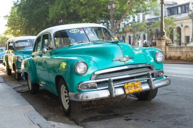 havana ünlü bir sokakta eski Amerikan arabası