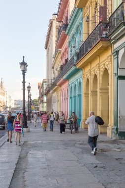 havana, Küba renkli bir sokakta insanlar