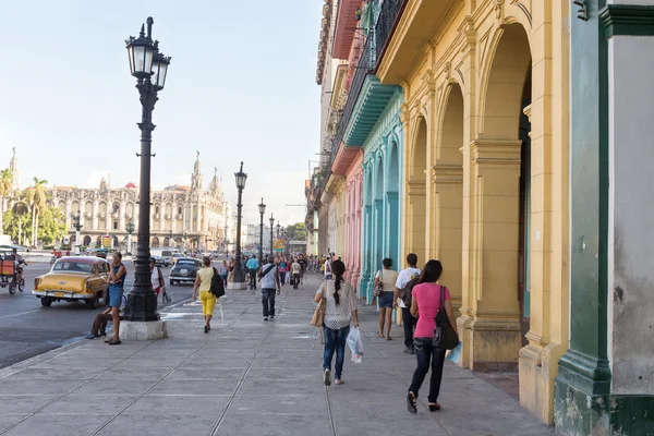 Menschen und Verkehr in einer bunten Straße in Havanna — Stockfoto