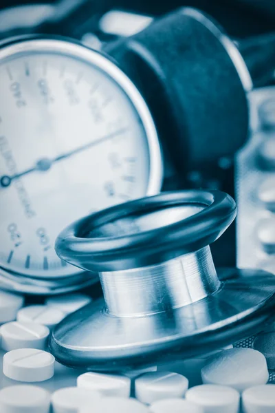 血圧計、聴診器の丸薬 — ストック写真