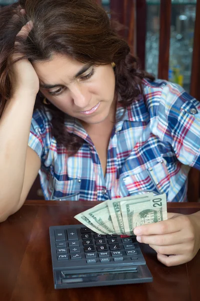 Hispanic woman counting money at home to pay the bills — Stock Photo, Image