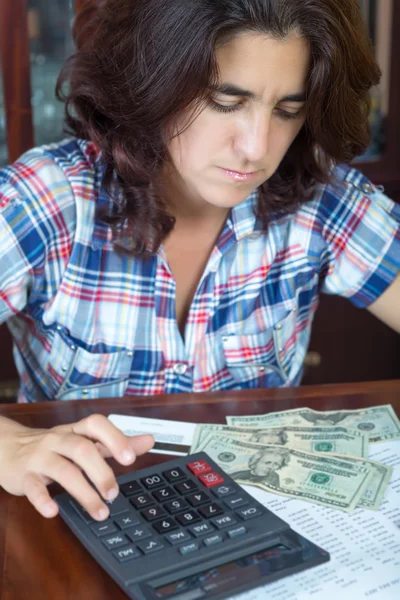 Latin woman counting money at home to pay the bills — Stock Photo, Image