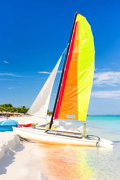 Barco à vela colorido na praia Varadero em Cuba — Fotografia de Stock