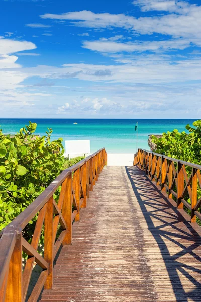 Pasarela que conduce a la playa de Vara — Foto de Stock