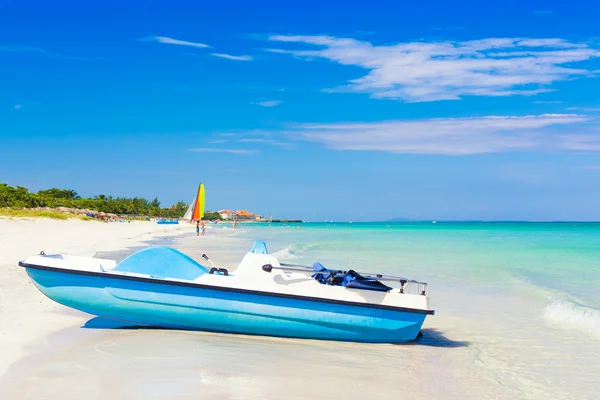 Praia Varadero em Cuba com um barco a remos — Fotografia de Stock