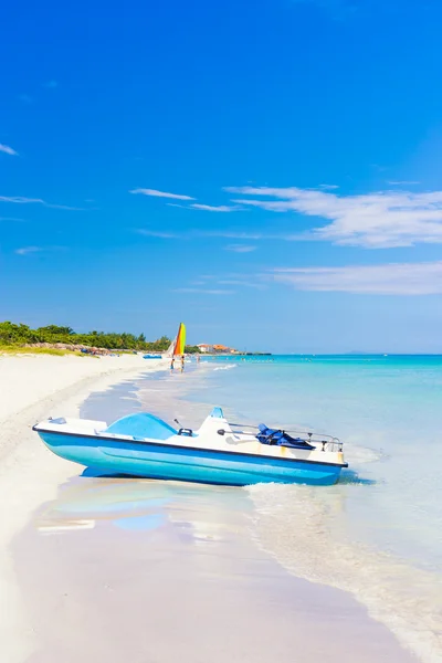 Playa de Varadero en Cuba con un bote de remos — Foto de Stock