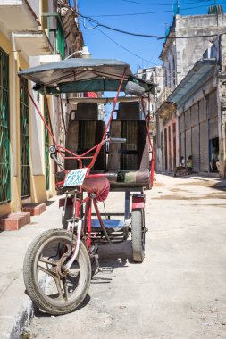 eski bir üç tekerlekli bisiklet ile Havana'da sokak