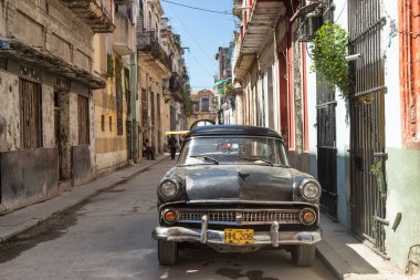 Havana'daki eski püskü bir sokakta eski Amerikan arabası