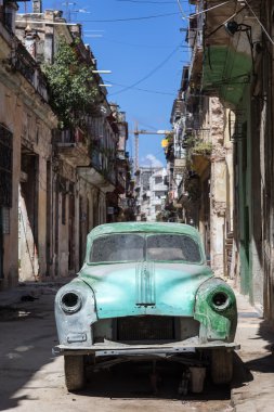 Havana'da terk paslı ve kırık eski araba