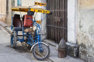 eski bir bisiklet ve eski püskü binalar ile Havana'da sokak