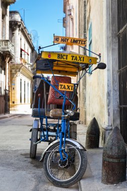 eski bir icycle ve eski püskü binalar ile Havana'da sokak