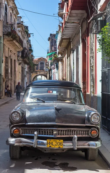 Havana'daki eski püskü bir sokakta eski Amerikan arabası — Stok fotoğraf