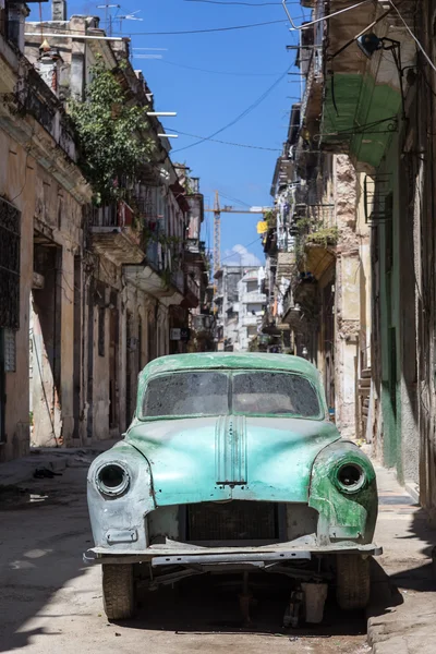 Rostig och trasig gammal bil övergiven i Havanna — Stockfoto