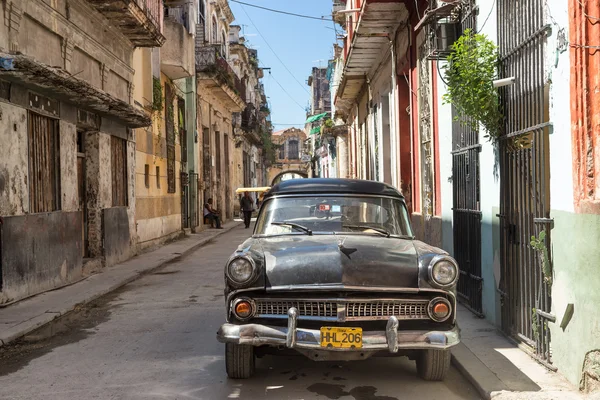 Carro americano velho em uma rua pobre em Havana Imagem De Stock