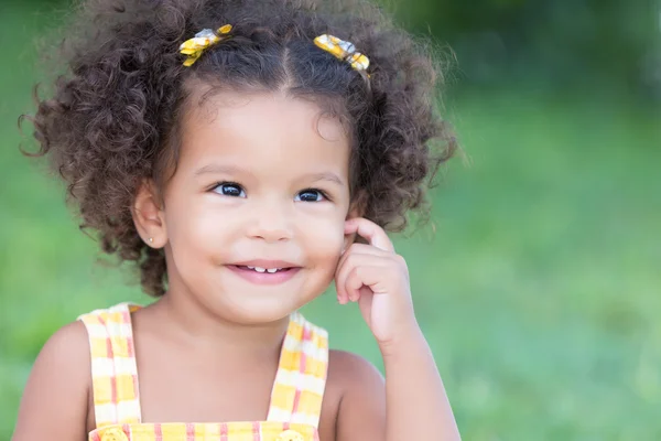 拡散させた緑の背景でかわいいラテン語少女の肖像画 — ストック写真